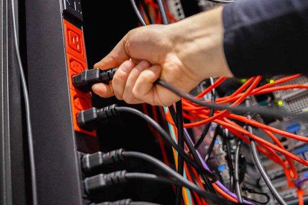 Description détaillée des câbles d'alimentation pour les ordinateurs